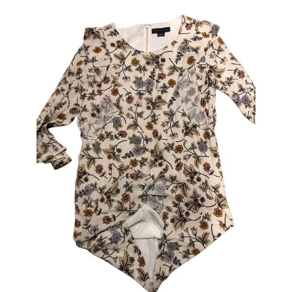 Sanctuary white background with floral pattern 3/4 sleeves and flutter at bodice - Picture 7 of 9